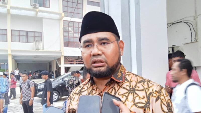 Bupati Halsel Hasan Ali Bassam Kasuba saat diwawancarai [Foto : ridal/kasedata]
