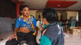 Tim Paramedic Harita Nickel saat memeriksa warga yang menderita penyakit pasca-banjir di Balai Desa Tongute Ternate