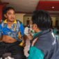 Tim Paramedic Harita Nickel saat memeriksa warga yang menderita penyakit pasca-banjir di Balai Desa Tongute Ternate