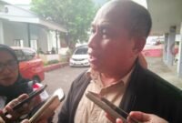 Plt.Kepala DLH Kota Ternate, Musli Muhamad, saat diwawancarai [Foto : sukarsi/kasedata]