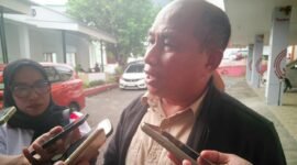 Plt.Kepala DLH Kota Ternate, Musli Muhamad, saat diwawancarai [Foto : sukarsi/kasedata]
