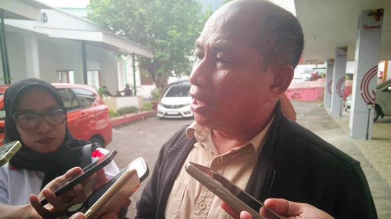 Plt.Kepala DLH Kota Ternate, Musli Muhamad, saat diwawancarai [Foto : sukarsi/kasedata]