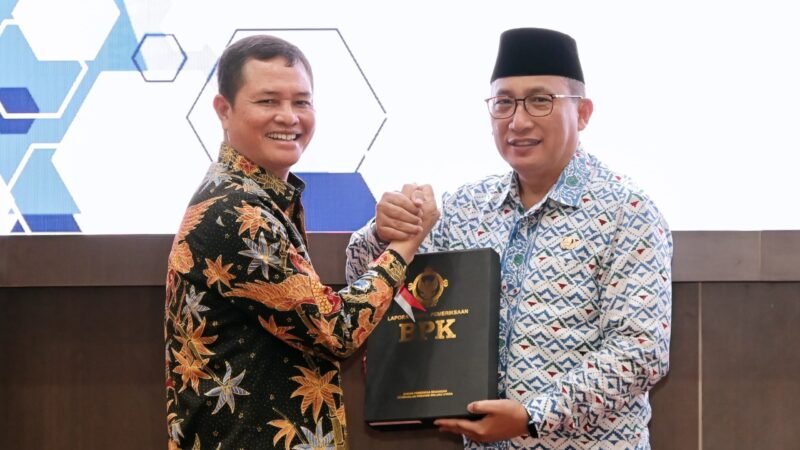 Wali Kota Ternate saat menerima LHP Semester II Tahun 2025 dari BPK Perwakilan Maluku Utara [Foto : ongky/kasedata]