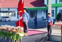 Plt Sekda Halsel, Abdillah Kamarullah, saat memimpin apel gabungan [doc: Ridal/Kasedata]