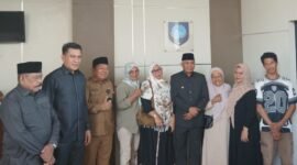 Foto bersama usai hearing dengan sejumlah pedagang kontrak di terminal Pasar Gamalama, Kota Ternate [Sukarsi/kasedata]