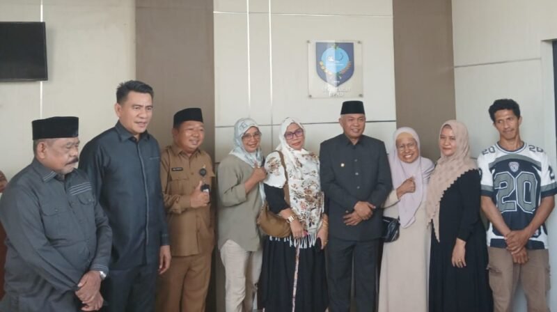 Foto bersama usai hearing dengan sejumlah pedagang kontrak di terminal Pasar Gamalama, Kota Ternate [Sukarsi/kasedata]