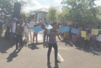 Warga Desa Guruapin, Kecamatan Kayoa, Halmahera Selatan, saat menggelar aksi unjuk rasa [dok : ridal/kasedata]