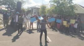 Warga Desa Guruapin, Kecamatan Kayoa, Halmahera Selatan, saat menggelar aksi unjuk rasa [dok : ridal/kasedata]