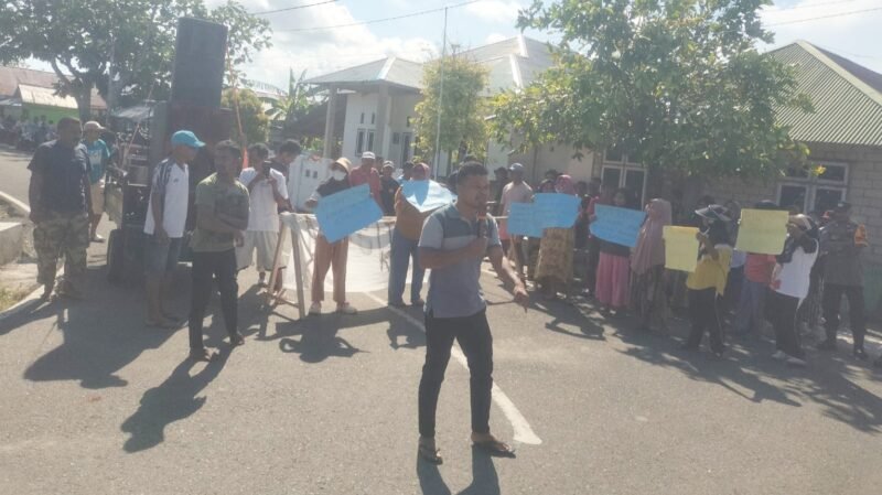 Warga Desa Guruapin, Kecamatan Kayoa, Halmahera Selatan, saat menggelar aksi unjuk rasa [dok : ridal/kasedata]