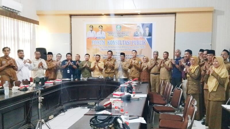 Foto bersama usai rapat Rancangan Awal RKPD 2027. [ Ridal/Kasedata]