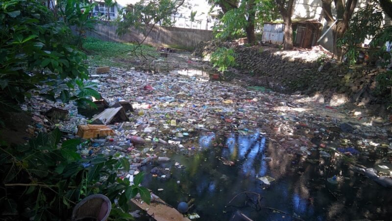 Tumpukan sampah di Kali Mati, Kelurahan Gamalama, Kota Ternate [Foto : sukarsi/kasedata]