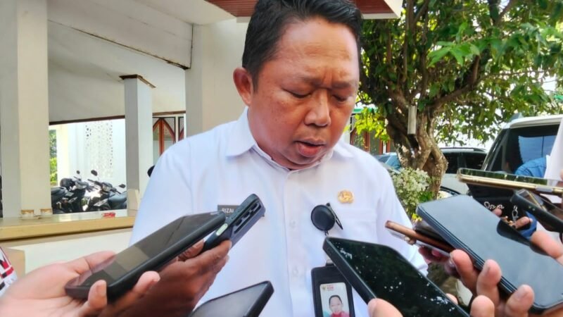 Ketua TAPD Kota Ternate, Rizal Marsaoly, usai rapat bersama Badan Anggaran DPRD Kota Ternate [Foto : sukarsi/kasedata]