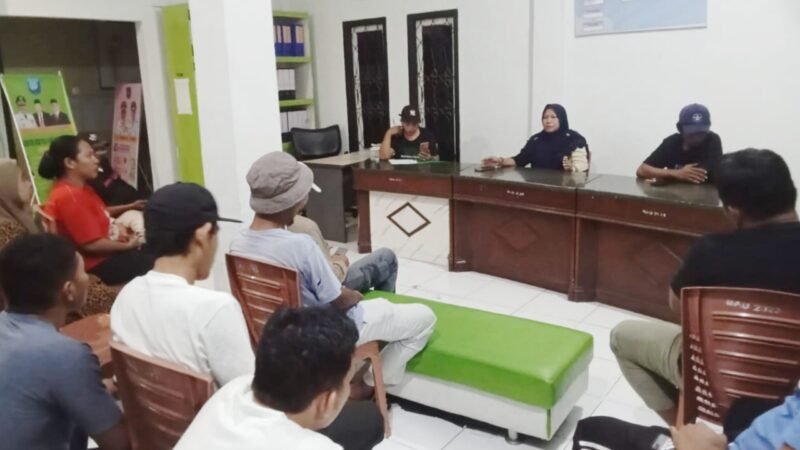 Suasana rapat di Kantor Lurah Kayu Merah, Kota Ternate [Foto : haerun/kasedata]