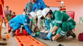 Warga Desa Kawasi memerankan korban bencana dalam simulasi evakuasi untuk meningkatkan kesiapsiagaan dan respons darurat.