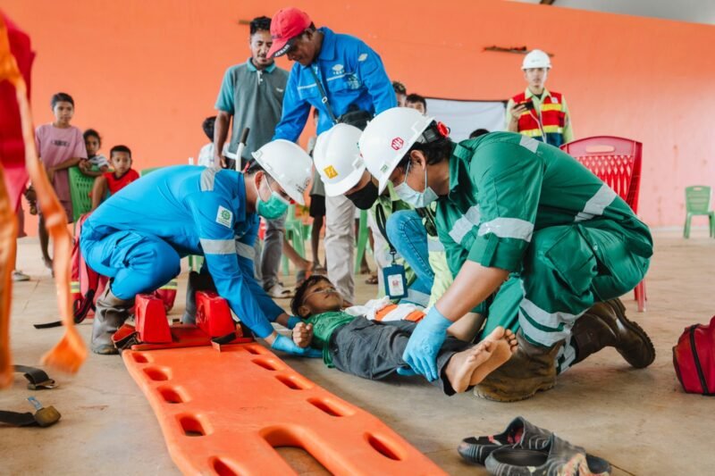 Warga Desa Kawasi memerankan korban bencana dalam simulasi evakuasi untuk meningkatkan kesiapsiagaan dan respons darurat.