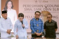 Gubernur Malut, Sherly Tjoanda Laos menandatangani sejumlah prasasti sebagai penanda rampungnya pembangunan fisik di berbagai satuan pendidikan. || dok : Dikbud Malut