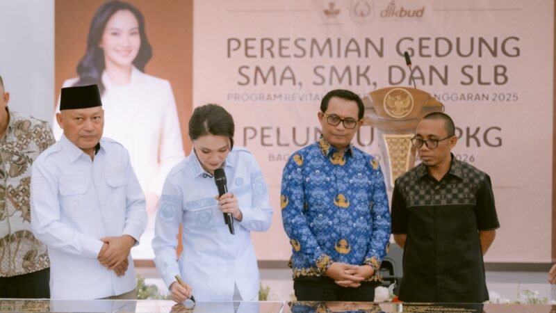 Gubernur Malut, Sherly Tjoanda Laos menandatangani sejumlah prasasti sebagai penanda rampungnya pembangunan fisik di berbagai satuan pendidikan. || dok : Dikbud Malut
