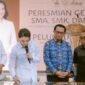 Gubernur Malut, Sherly Tjoanda Laos menandatangani sejumlah prasasti sebagai penanda rampungnya pembangunan fisik di berbagai satuan pendidikan. || dok : Dikbud Malut