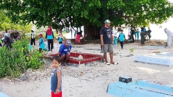 Kegiatan Jum'at bersih di Kecamatan Kayoa sebagai tindaklanjut arahan Bupati Halsel. || dok : Ridal/Kasedata