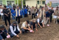 Wakil Gubernur Maluku Utara, Sarbin Sehe didampingi Kepala Dinas Pendidikan dan Kebudayaan, Abubakar Abdullah menaruh beberapa benih tanaman sebagai tanda dimulainya penanaman serentak di 21 SMK. Kegiatan ini dipusatkan di SMK Negeri 4 Tikep. || dok : Dikbud Maluku Utara