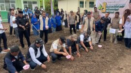 Wakil Gubernur Maluku Utara, Sarbin Sehe didampingi Kepala Dinas Pendidikan dan Kebudayaan, Abubakar Abdullah menaruh beberapa benih tanaman sebagai tanda dimulainya penanaman serentak di 21 SMK. Kegiatan ini dipusatkan di SMK Negeri 4 Tikep. || dok : Dikbud Maluku Utara