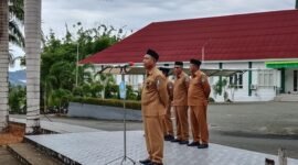 Asisten I Sekretariat Daerah (Setda) Halsel, Hi. Bustamin Soleman, saat memimpin apel gabungan ASN Pemkab Halmahera Selatan. || dok : Ridal/Kasedata