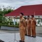 Asisten I Sekretariat Daerah (Setda) Halsel, Hi. Bustamin Soleman, saat memimpin apel gabungan ASN Pemkab Halmahera Selatan. || dok : Ridal/Kasedata