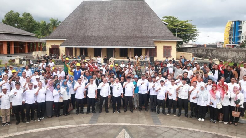 Kegiatan Rabu Menyapa bersama camat, lurah, dan petugas kebersihan di Benteng Oranje [Foto : ongky/kasedata]