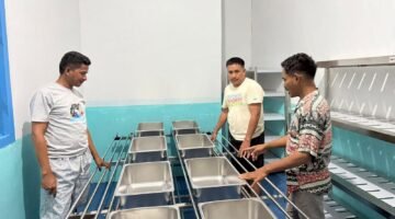 Jurnalis TIMES Indonesia, Husen Hamid (Tengah) yang memilih menjadi Investor di Dapur MBG Pulau Taliabu [dok : haerun/kasedata]