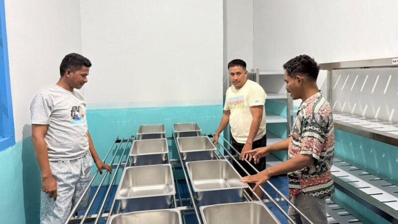 Jurnalis TIMES Indonesia, Husen Hamid (Tengah) yang memilih menjadi Investor di Dapur MBG Pulau Taliabu [dok : haerun/kasedata]