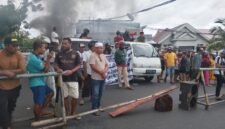 Suasana aksi protes warga Dufa-Dufa di Kota Ternate [Foto : sukarsi/kasedata]