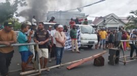 Suasana aksi protes warga Dufa-Dufa di Kota Ternate [Foto : sukarsi/kasedata]