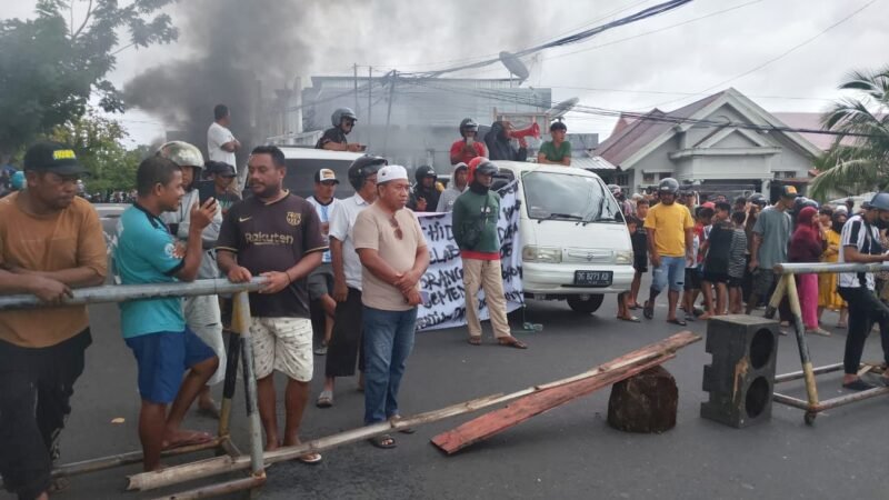 Suasana aksi protes warga Dufa-Dufa di Kota Ternate [Foto : sukarsi/kasedata]