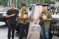 Pengurus Ternate Jeep Community (TJC) saat berbagi takjil buah kelapa di depan Kadaton Kesultanan Ternate, bertepatan dengan hari jadi ke-11 atau anniversary TJC [dok : kasedata]