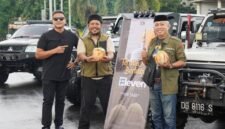 Pengurus Ternate Jeep Community (TJC) saat berbagi takjil buah kelapa di depan Kadaton Kesultanan Ternate, bertepatan dengan hari jadi ke-11 atau anniversary TJC [dok : kasedata]
