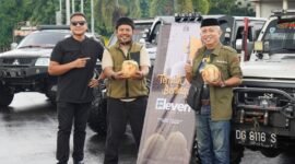 Pengurus Ternate Jeep Community (TJC) saat berbagi takjil buah kelapa di depan Kadaton Kesultanan Ternate, bertepatan dengan hari jadi ke-11 atau anniversary TJC [dok : kasedata]
