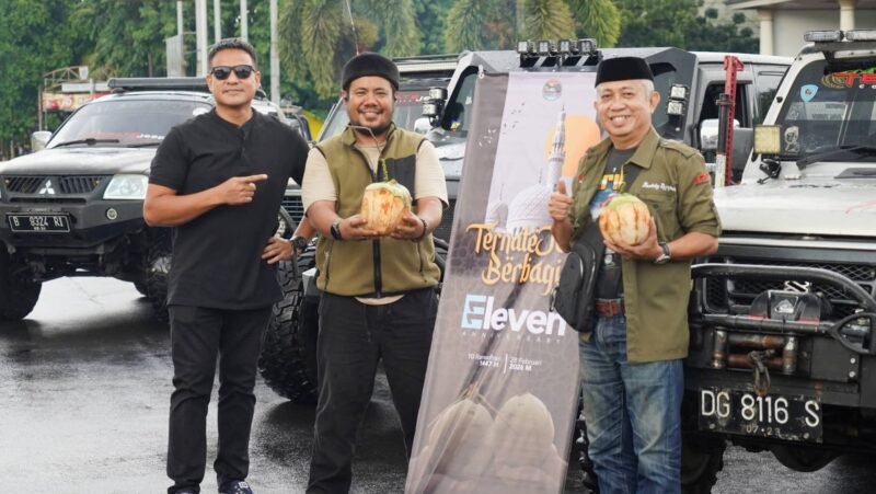Pengurus Ternate Jeep Community (TJC) saat berbagi takjil buah kelapa di depan Kadaton Kesultanan Ternate, bertepatan dengan hari jadi ke-11 atau anniversary TJC [dok : kasedata]