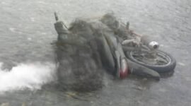 Detik-detik peristiwa tragis menimpa pedagang asal Sumatera bernama Marjalis, tersengat arus listrik saat melintasi sungai di jalur Trans Patlean di Halmahera Timur pada Selasa (3/2/2026) kemarin [Foto : istimewa]