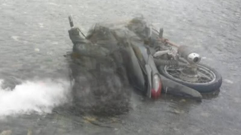 Detik-detik peristiwa tragis menimpa pedagang asal Sumatera bernama Marjalis, tersengat arus listrik saat melintasi sungai di jalur Trans Patlean di Halmahera Timur pada Selasa (3/2/2026) kemarin [Foto : istimewa]