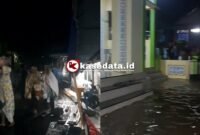 Banjir melanda Kelurahan Tafraka, Pulau Hiri, saat warga menggelar salat tarawih perdana [Foto : tangkapan layar video ]