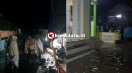 Banjir melanda Kelurahan Tafraka, Pulau Hiri, saat warga menggelar salat tarawih perdana [Foto : tangkapan layar video ]