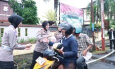 Polres Ternate Berbagi Takjil di Bulan Ramadan