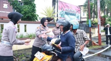 Polres Ternate Berbagi Takjil di Bulan Ramadan