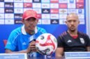 Asisten pelatih Malut United, Ricardo Salampessy, dalam konferensi pers, Jumat (6/3/2026). 