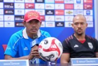 Asisten pelatih Malut United, Ricardo Salampessy, dalam konferensi pers, Jumat (6/3/2026). 
