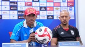 Asisten pelatih Malut United, Ricardo Salampessy, dalam konferensi pers, Jumat (6/3/2026). 