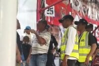 Pemilik Club Malut United FC, David Glen Oei, yang berada di Stadion GKR tampak menegur sejumlah wartawan.