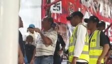 Pemilik Club Malut United FC, David Glen Oei, yang berada di Stadion GKR tampak menegur sejumlah wartawan.