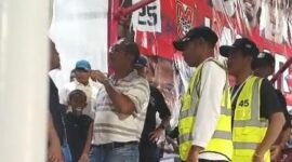 Pemilik Club Malut United FC, David Glen Oei, yang berada di Stadion GKR tampak menegur sejumlah wartawan.