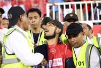 Pimpinan Media Halmahera Post, Firjal Usdek saat diamankan tim steward di Stadion GKR.